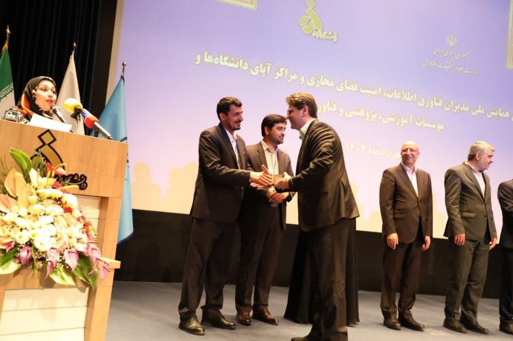 تجلیل وزیر علوم از مرکز آپای دانشگاه مازندران